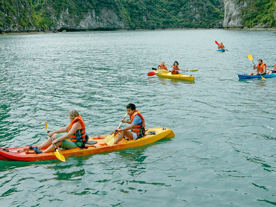 蝙蝠洞灣區・獨木舟或舢舨探秘