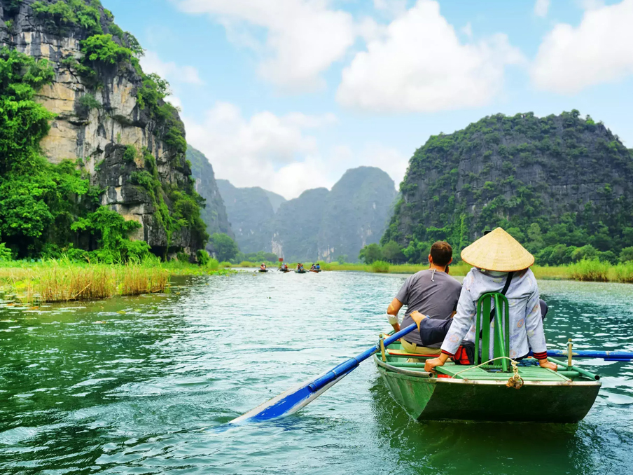 三谷湖扁舟泛遊